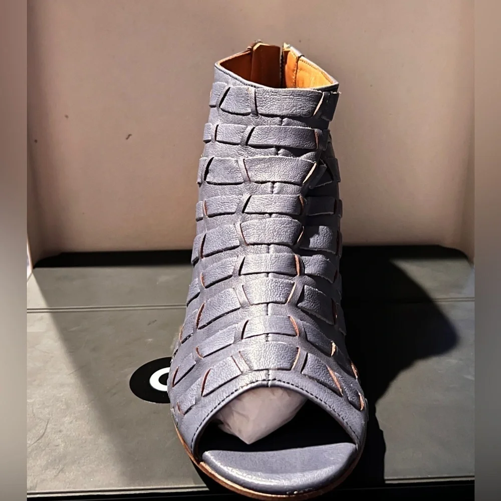 NIB SUNDANCE VERO CUOIO OPEN TOE BOOTIES